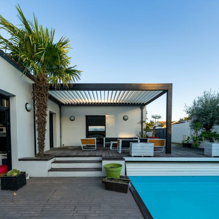 Pergola installée sur une terrasse extérieure Oxygen Fermetures