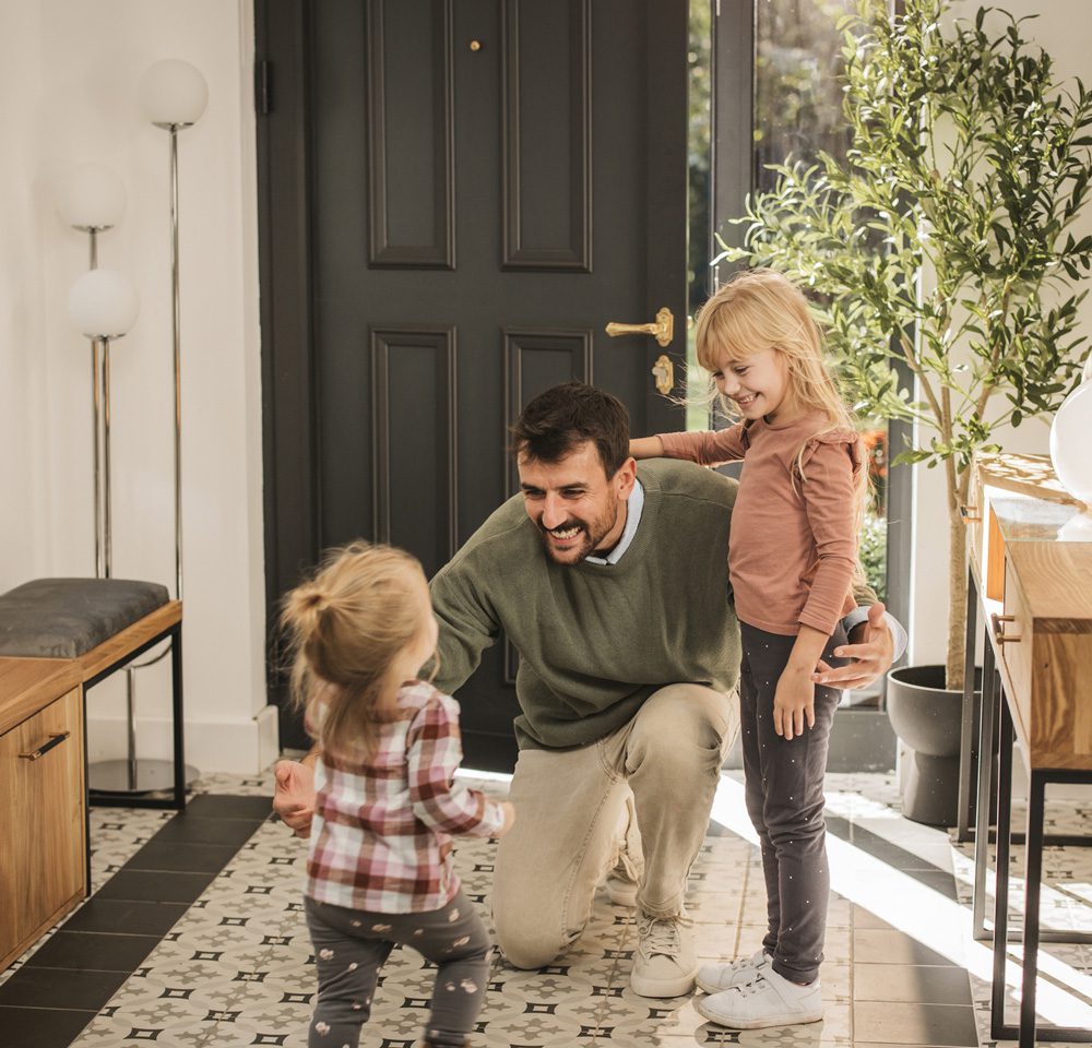 Famille devant une porte d'entrée sur mesure