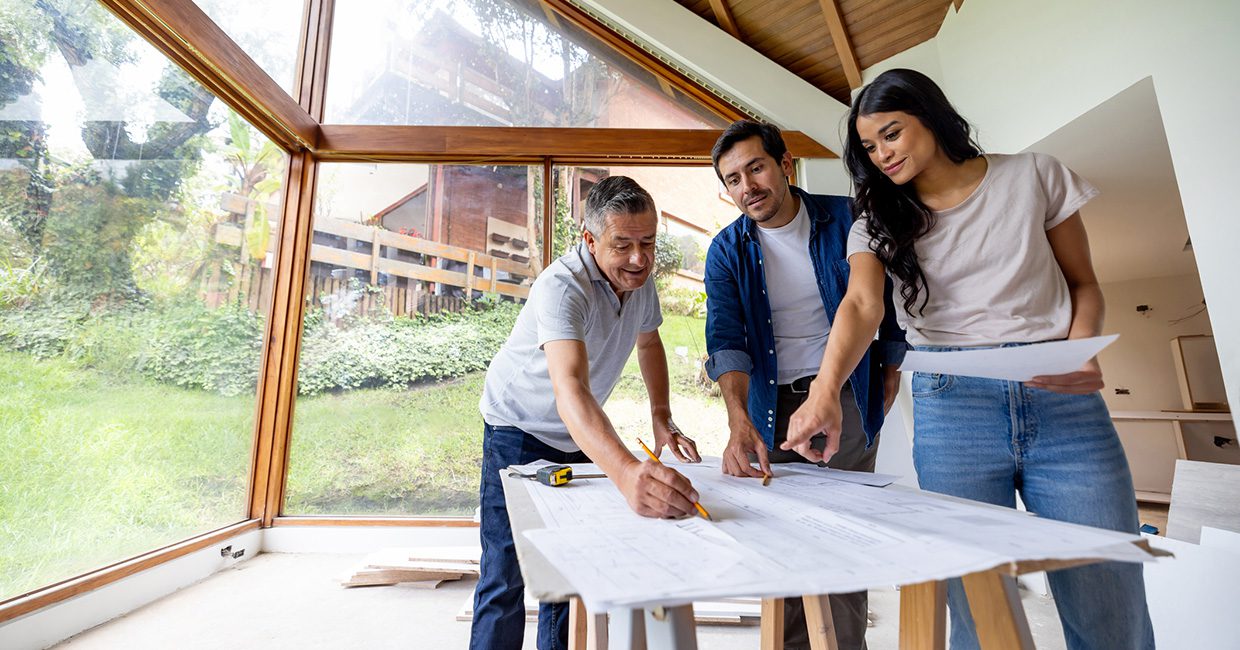 Couple devant un plan pour la pose de portes sur mesure